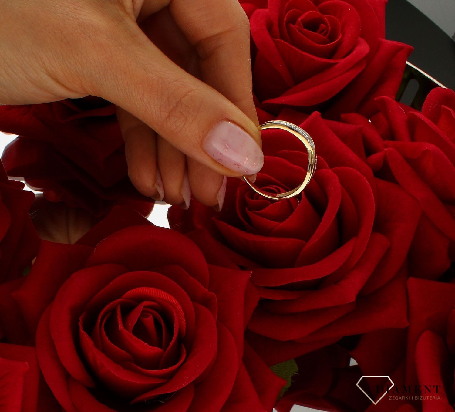 Złoty pierścionek damski próba 375 rozmiar 24 Fala cyrkonii PI 4171 375. Złota biżuteria na prezent. Pierścionki złote na prezen (2).jpg